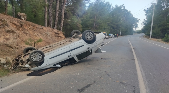 Alanya'da devrilen otomobildeki 2 kişi yaralandı