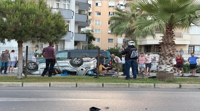 Alanya'da refüje çarpan otomobilin sürücüsü öldü