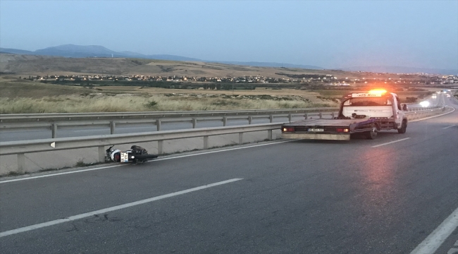 Amasya'da motosiklet devrildi, 1 kişi öldü, 2 kişi yaralandı