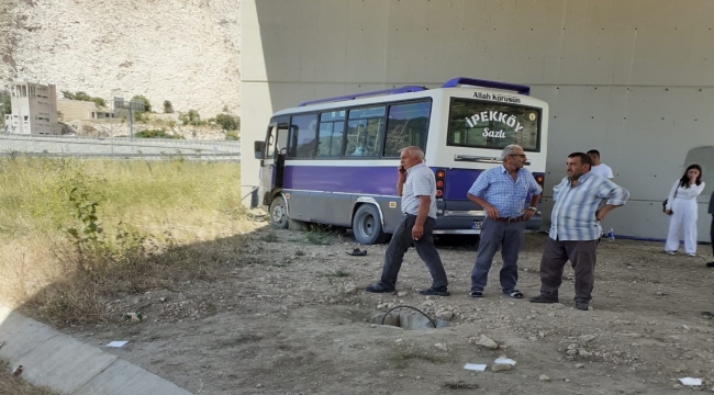 Amasya'da otomobil ile minibüsün çarpışması sonucu 21 kişi yaralandı