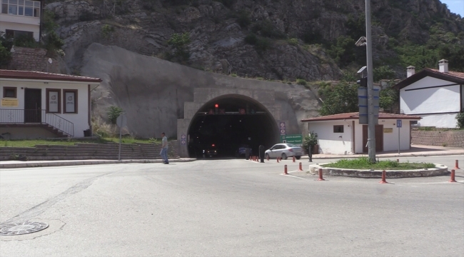 Amasya'da otomobilin tünel duvarına çarpma anı güvenlik kamerasında