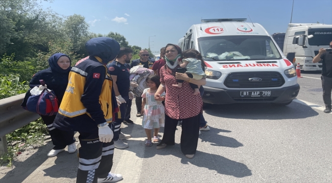 Anadolu Otoyolu'nda çarpışan panelvan ile otomobildeki 9 kişi yaralandı