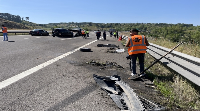 Anadolu Otoyolu'nda lastiği patlayan araç kazaya neden oldu, 9 kişi yaralandı