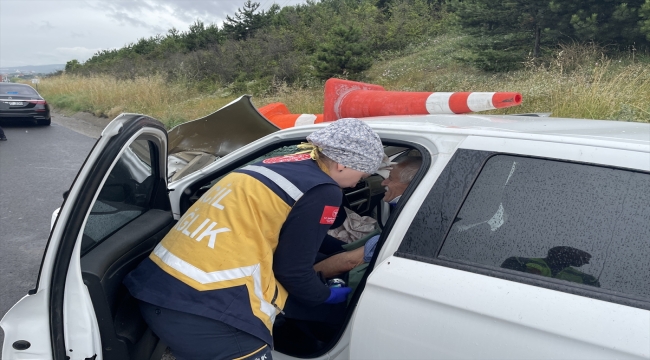 Anadolu Otoyolu'nda park halindeki kamyonete çarpan otomobildeki 3 kişi yaralandı