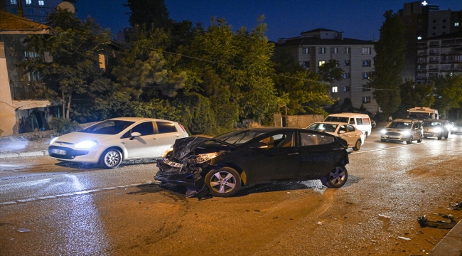 Ankara'da 10 aracın karıştığı zincirleme trafik kazasında 3 kişi yaralandı