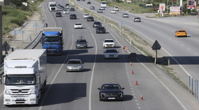 Ankara'ya giriş noktalarında bayram dönüşü yoğunluğu sürüyor