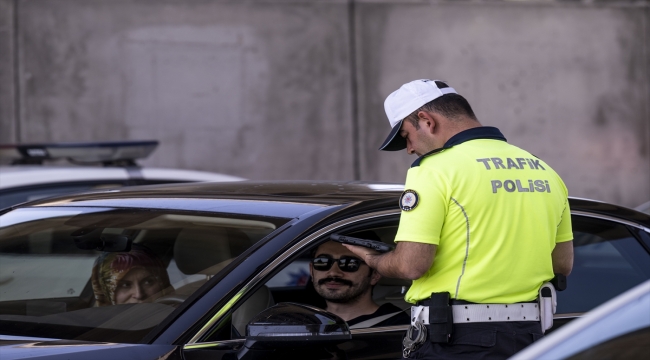 Ankara'ya giriş noktalarında bayram dönüşü yoğunluğu yaşanıyor