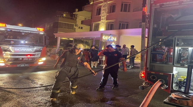 Antalya'da çıkan yangında kafe kullanılamaz hale geldi