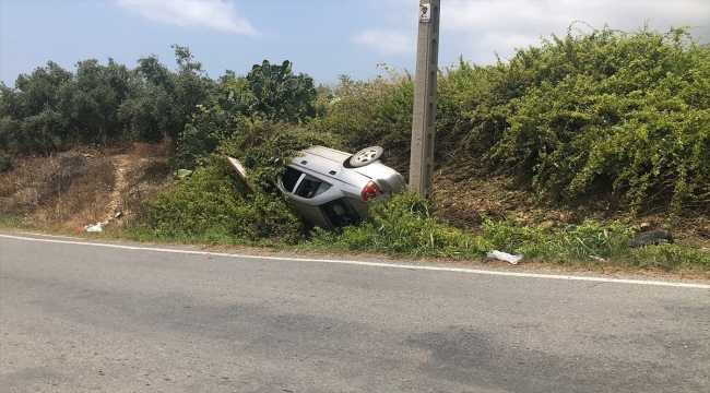 Antalya'da devrilen otomobildeki 2 kişi yaralandı