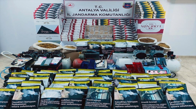 Antalya'da kaçak sigara operasyonunda 2 kişi yakalandı