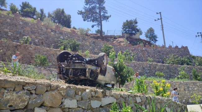 Antalya'da villa bahçesine devrilen otomobildeki 6 kişi yaralandı