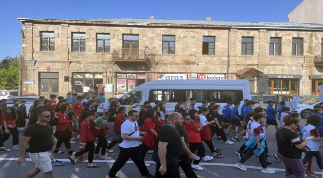 Ardahan'a gelen ANALİG voleybolcuları kortej yürüyüşü yaptı