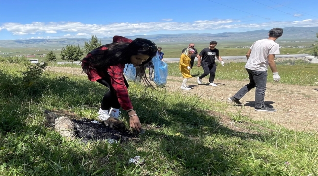 Ardahan'da gönüllü gençler ormanda çöp topladı