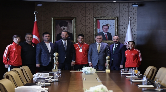 Bakan Bak, İşitme Engelli Voleybol Milli takımlarını kabul etti