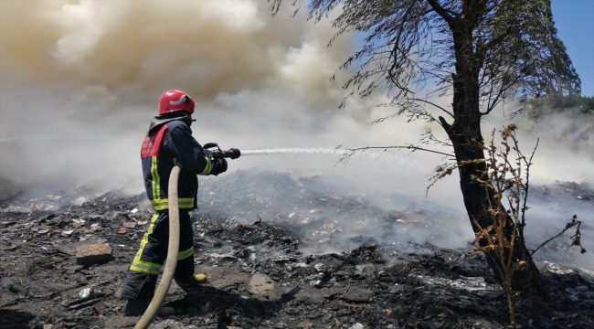 Başakşehir'de hurda malzemelerin bulunduğu alanda çıkan yangın söndürüldü 