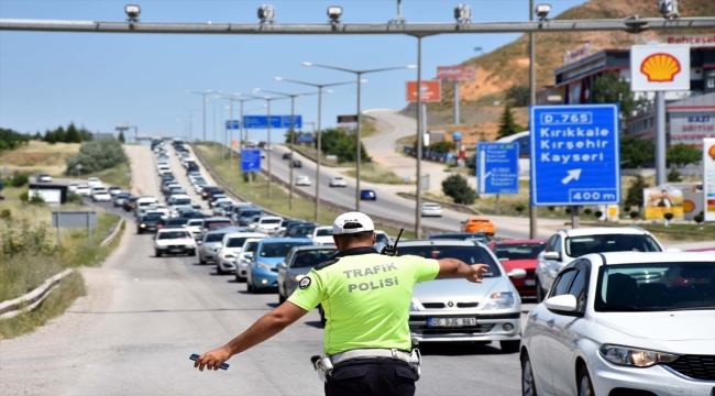 Bayram tatilinin son gününde "kilit kavşak" Kırıkkale'de trafik yoğunluğu