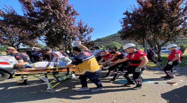 Bilecik'te düğün alışverişi dönüşü kaza yapan otomobildeki çocuk öldü, 5 kişi yaralandı