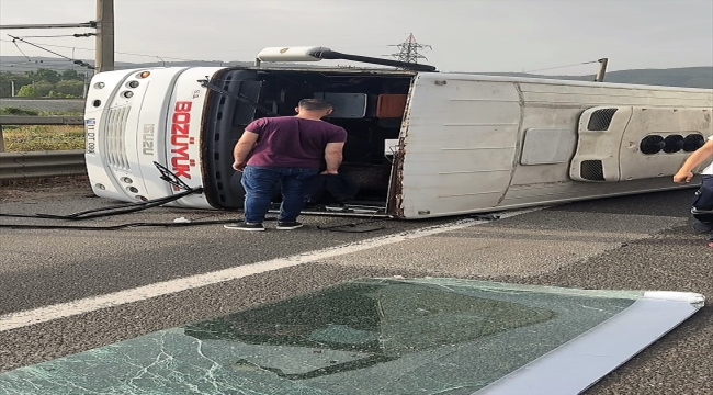 Bilecik'te otomobilin çarptığı işçi servisi devrildi, 11 kişi yaralandı