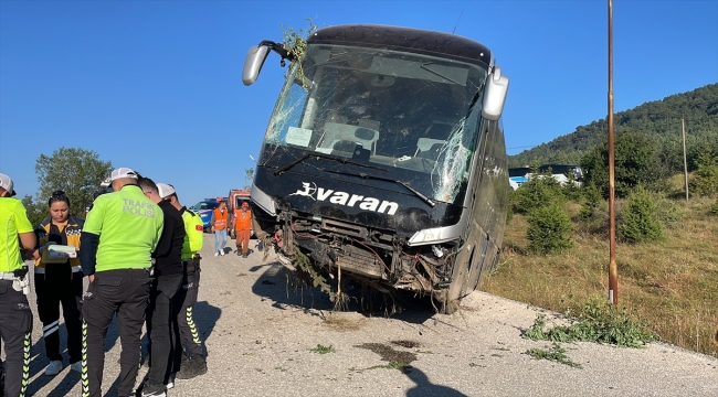 Bolu'da kontrolden çıkan yolcu otobüsündeki 14 kişi yaralandı