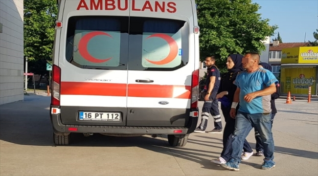 Bursa'da bir zanlı, kız arkadaşını rahatsız etmekle suçladığı kişiyi satırla yaraladı