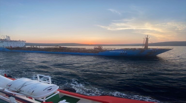 Çanakkale Boğazı'nda arızalanan gemi demirletildi