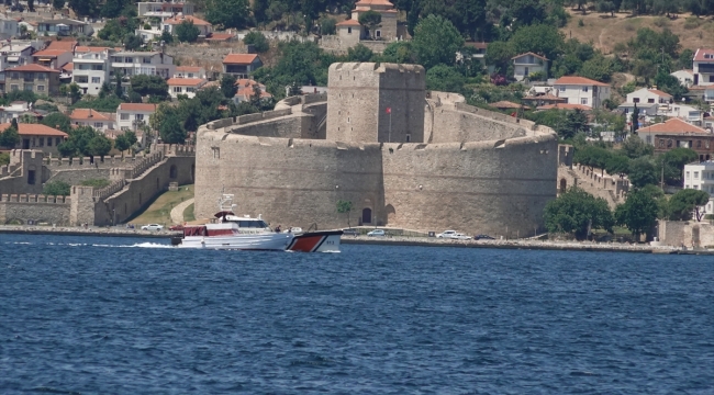 Çanakkale Boğazı'nda durdurulan teknede 83 düzensiz göçmen yakalandı