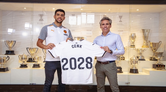 Cenk Özkacar, Valencia'nın vazgeçilmezi olmak istiyor