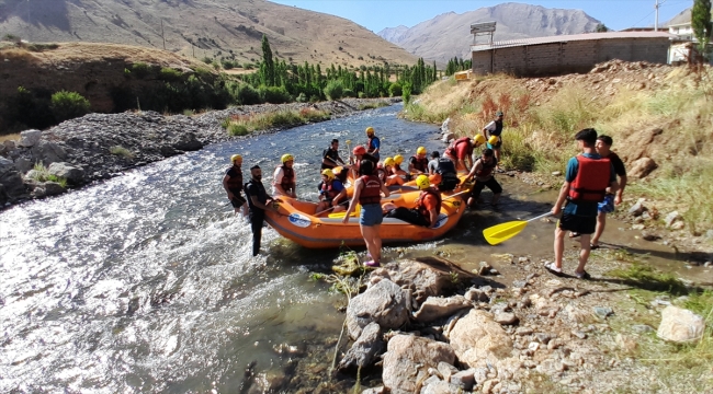 Doğaseverler Müküs Çayı'nın serin suyunda rafting yaptı