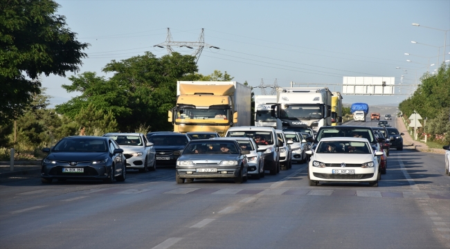 Dönüşe geçen tatilciler Afyonkarahisar'da trafik yoğunluğu oluşturdu