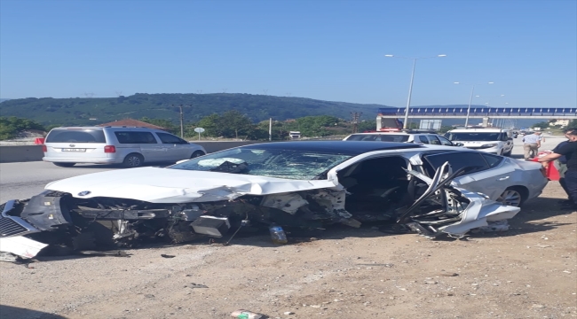 Düzce'de bariyere çarpan otomobildeki 5 kişi yaralandı