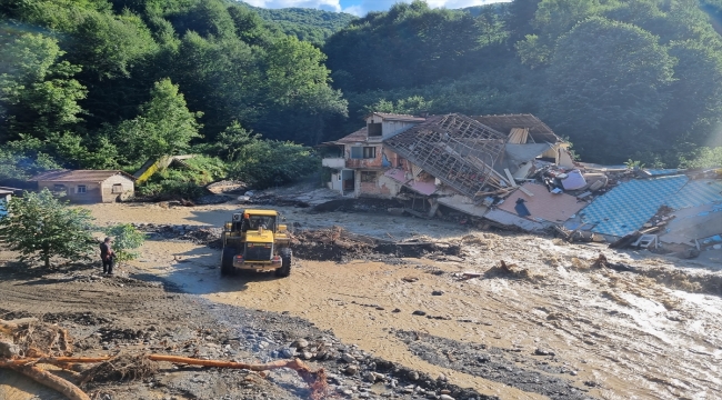 Düzce'de sel uyarısını dikkate alan iki aile, enkazda kalmaktan kurtuldu