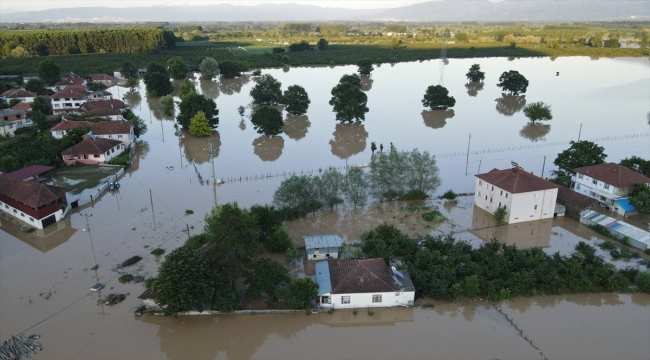 Düzce'de tamamı sular altında kalan köyde tahliye çalışmaları sürüyor