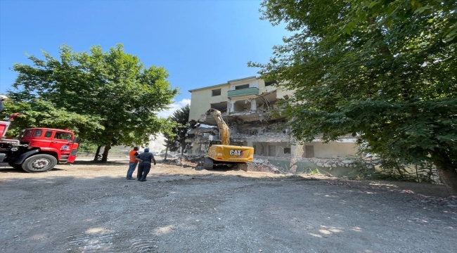 Düzce depreminde ağır hasar gören 5 katlı bina yıkılıyor