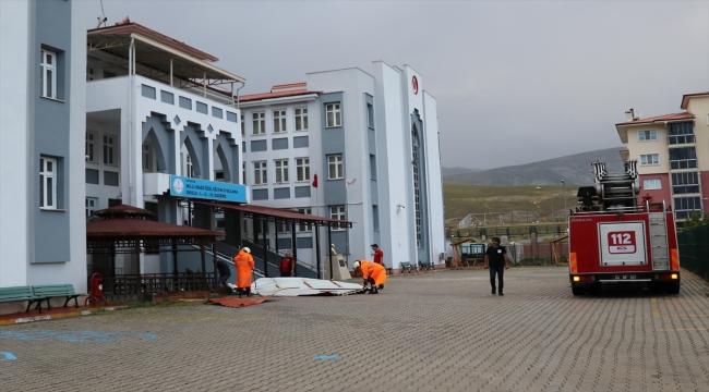 Erzincan'da fırtına çatıları uçurdu, ağaç dallarını kırdı