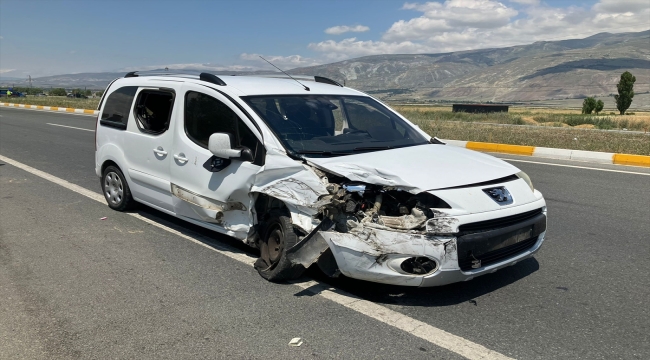 Erzincan'da kamyonet ile hafif ticari aracın çarpışması sonucu 5 kişi yaralandı