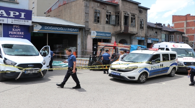 Erzurum'da kafasına iş makinesinden parke düşen çocuk öldü