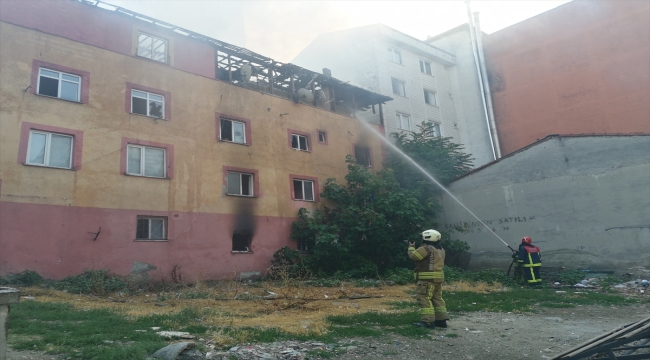 Esenyurt'ta binanın çatı katında çıkan yangın söndürüldü