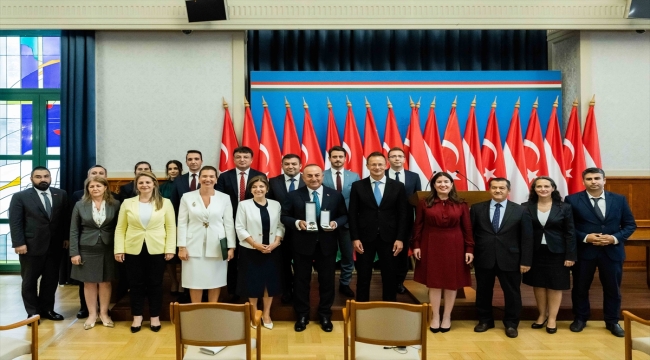 Eski Dışişleri Bakanı Çavuşoğlu'na Macaristan'da "Yıldızlı Liyakat Nişanı" verildi