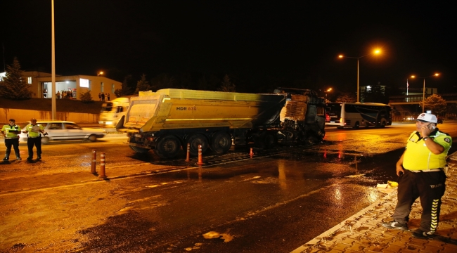 Eskişehir'de bariyere çarptıktan sonra alev alan tır yandı