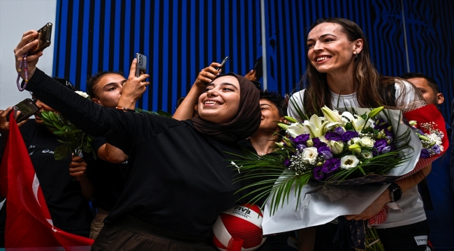 FIVB Milletler Ligi'nde şampiyon olan Filenin Sultanları, İstanbul'a döndü