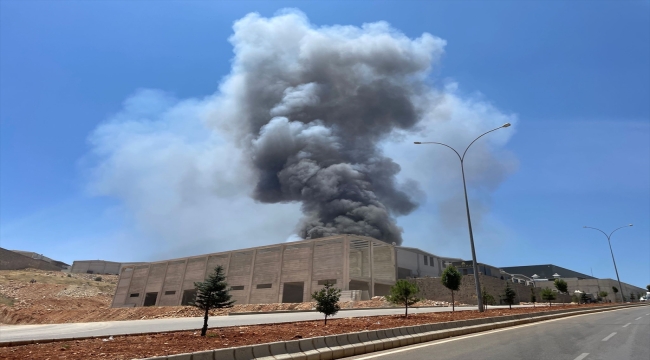 Gaziantep'teki fabrika yangınına müdahale ediliyor