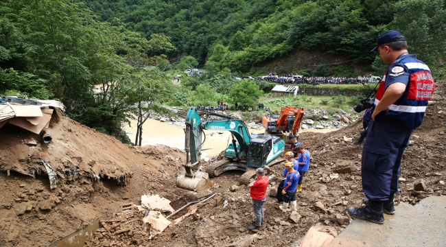 Giresun'da zemini çöken fabrikada göçük altında kalan 3 işçiden 2'si kurtarıldı