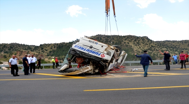 Kars'ta yolcu otobüsü şarampole devrildi, 7 kişi öldü, 23 kişi yaralandı