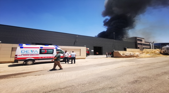 Gaziantep'teki fabrika yangınına müdahale ediliyor