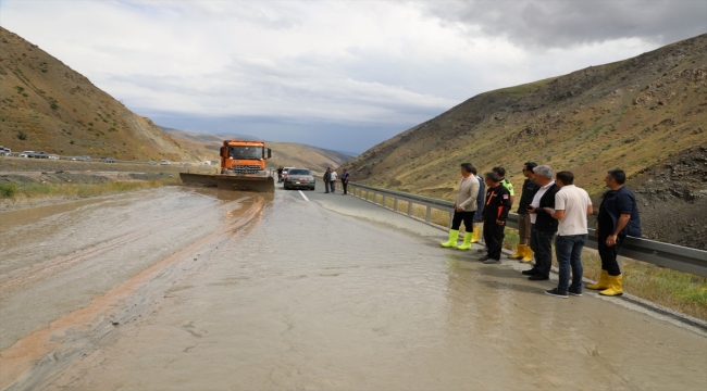 Heyelan nedeniyle kapanan Erzincan-Sivas kara yolu ulaşıma açıldı