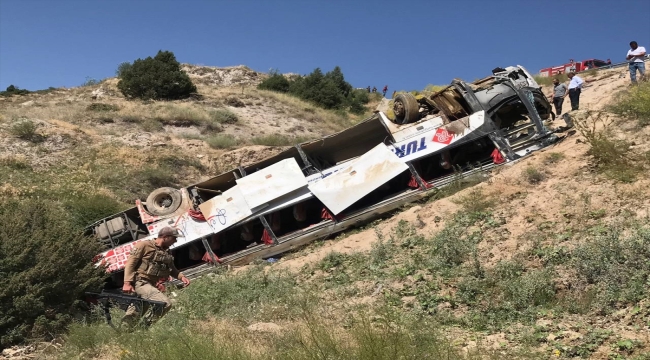 Kars'ta yolcu otobüsü şarampole devrildi