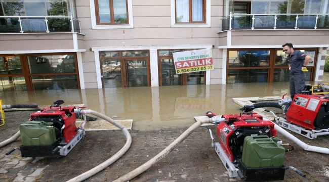 Kastamonu'nun Cide ilçesinde şiddetli yağış su baskınlarına neden oldu