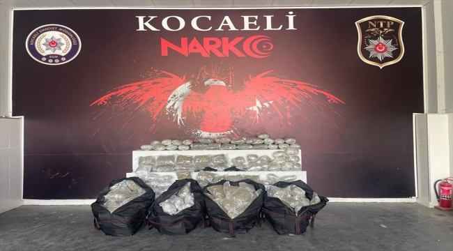 Kocaeli'de "dur" ihtarına uymayan iki araçta 119 kilogram esrar ele geçirildi