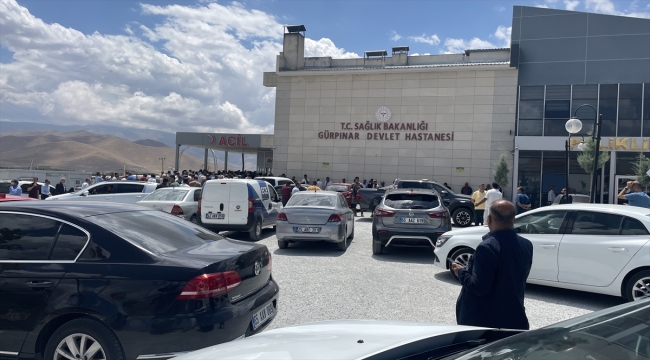 Van'da askeri araç ile otomobilin çarpıştığı kazada yaralanan askerlerden biri şehit oldu