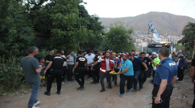 Hakkari'de devrilen silindirin altında kalan çocuk kurtarıldı